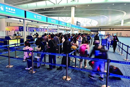 今年截至目前,青岛机场口岸入境外籍旅客数量15万余人次,同比增长44% 记者 郑芷南 通讯员 解豪 摄